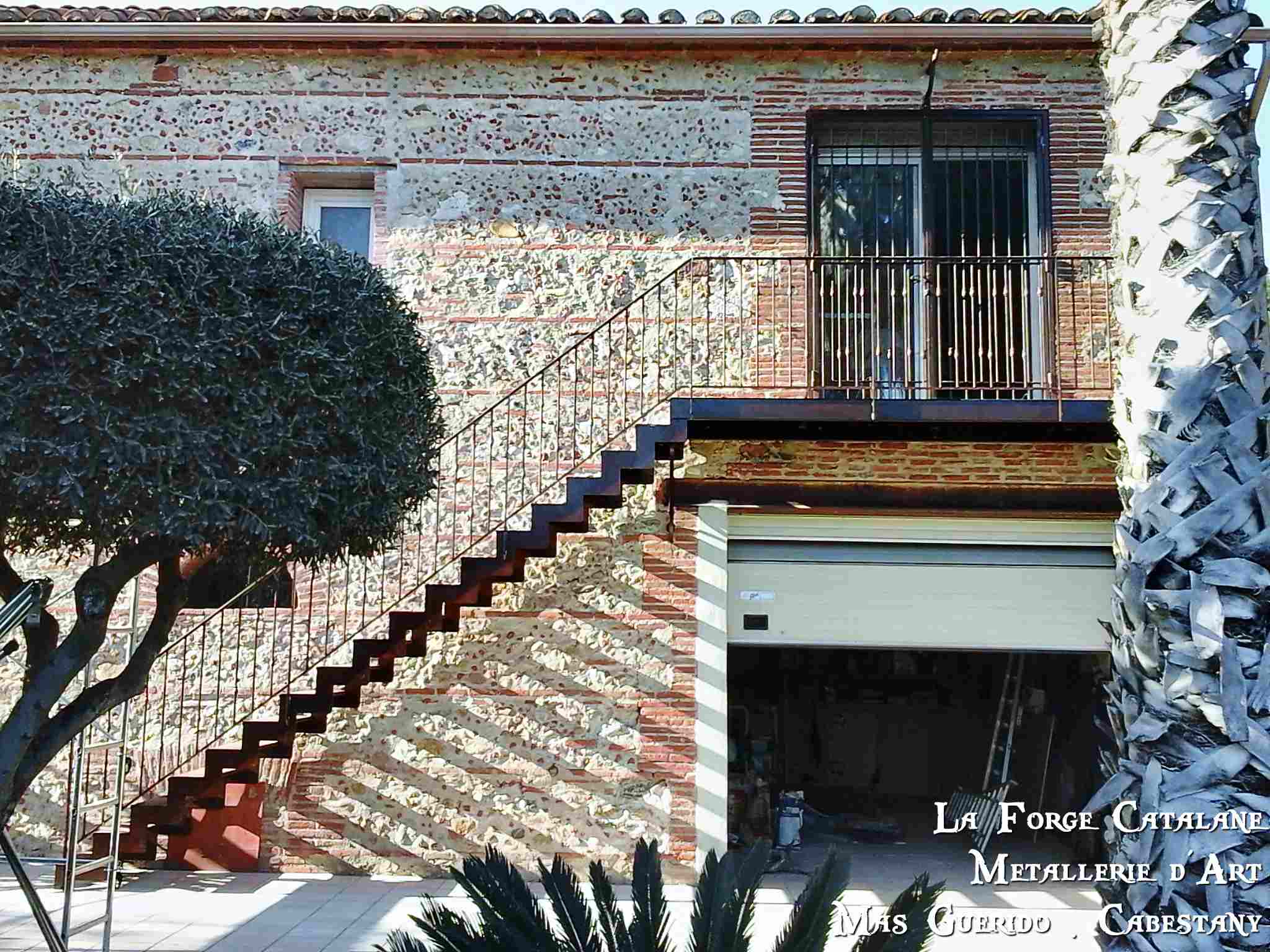 escalier double limon exterieur avec plateforme en fer remplissage barreaudage droit avec bagues marches en tole larmee pliee forge catalane.jpg